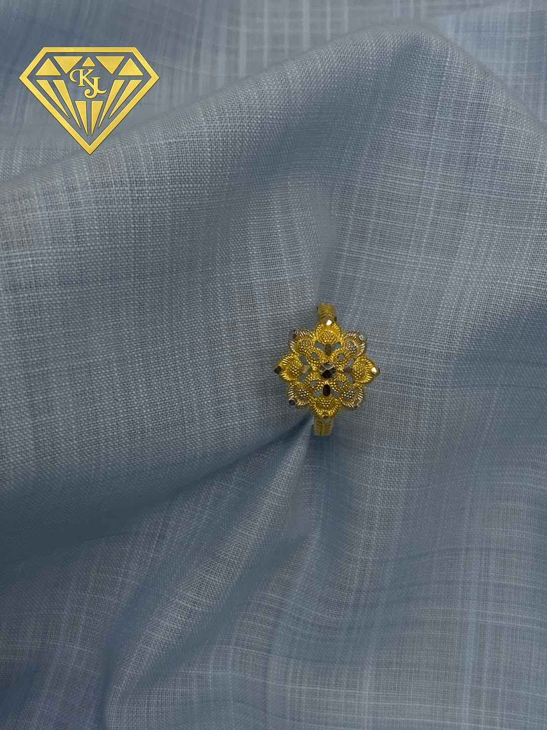 Filigree gold flower ring